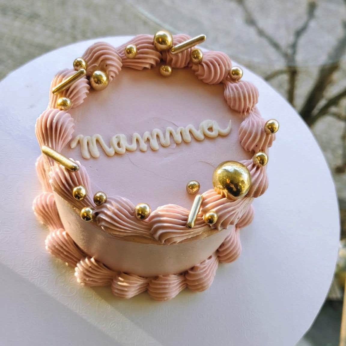 Feir morsdagen med nydelig kake fra Racoon i Ålesund, rosa og gull detalj