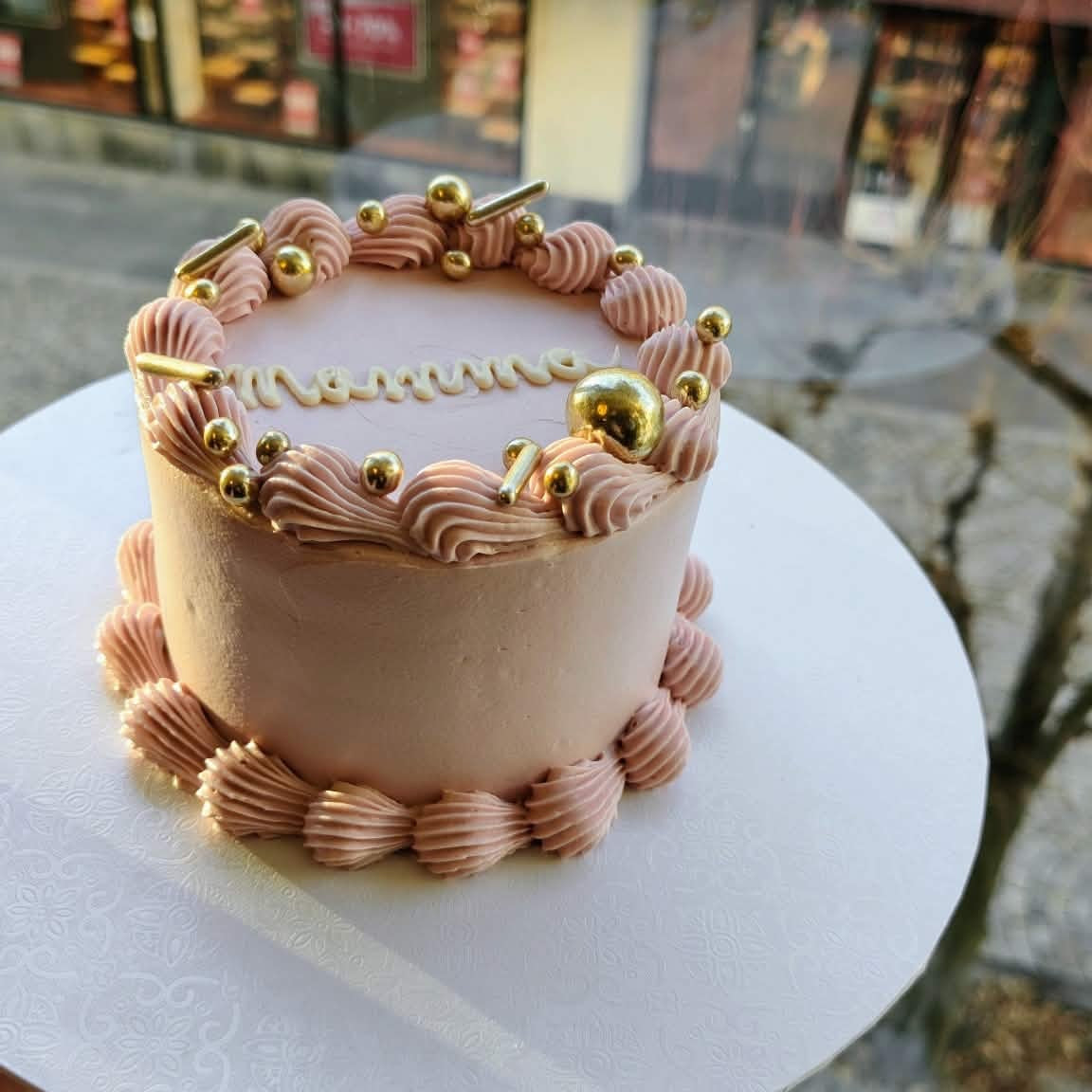 Feir morsdagen med nydelig kake fra Racoon i Ålesund, rosa og gull detalj