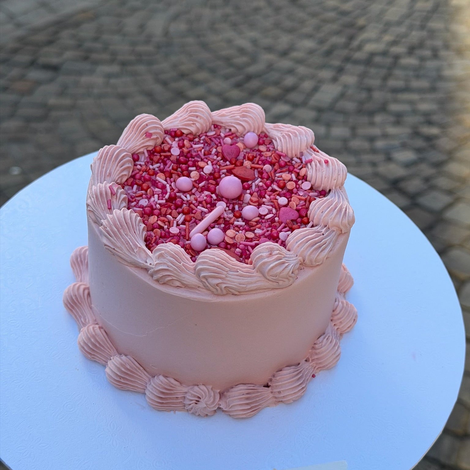 Pink Valentines day cake from Racoon in Ålesund